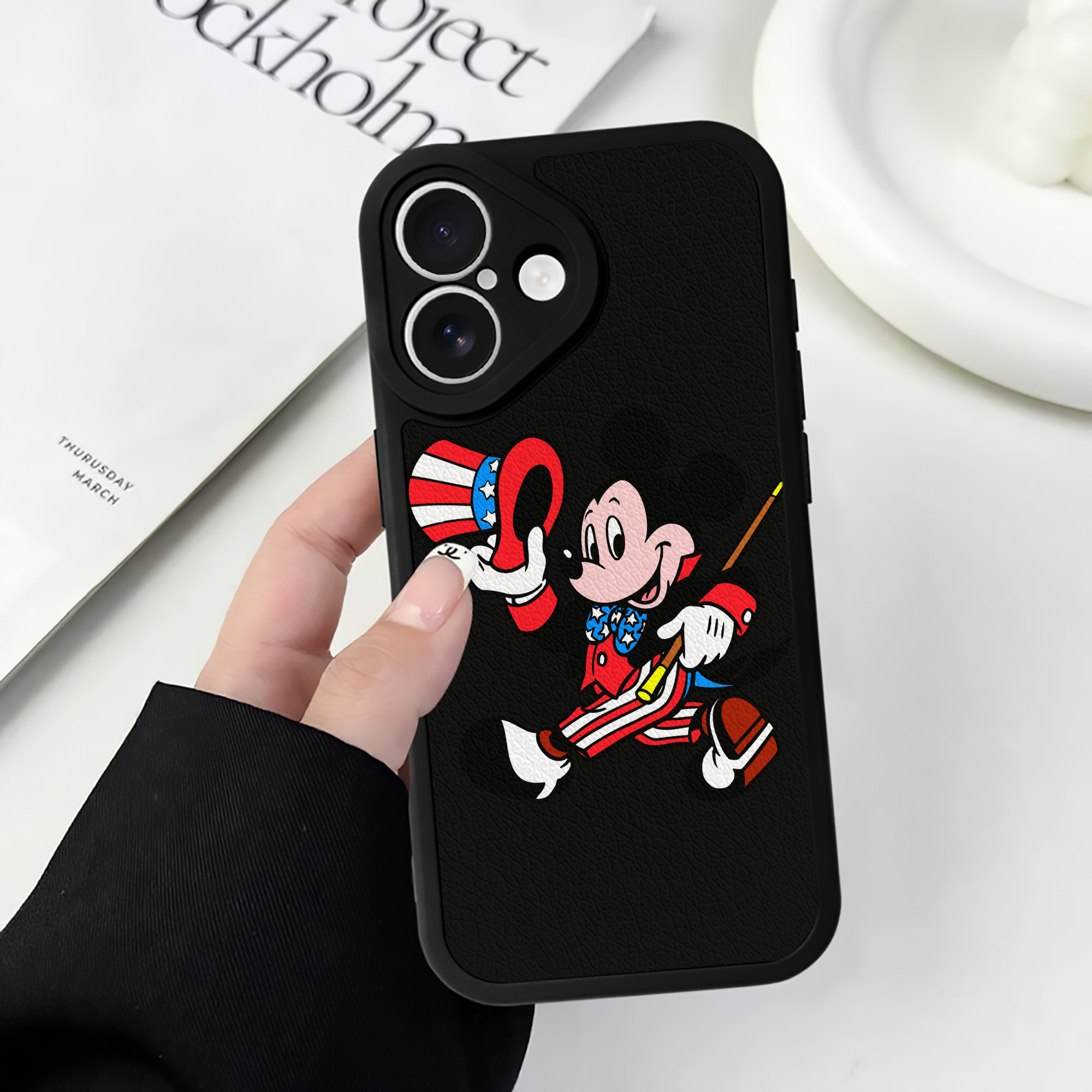 （画像用） ミッキーマウス Mickey Mouse 【iPhone 16シリーズ対応】シリコンスマホケース（レザー調） 材質：シリコン